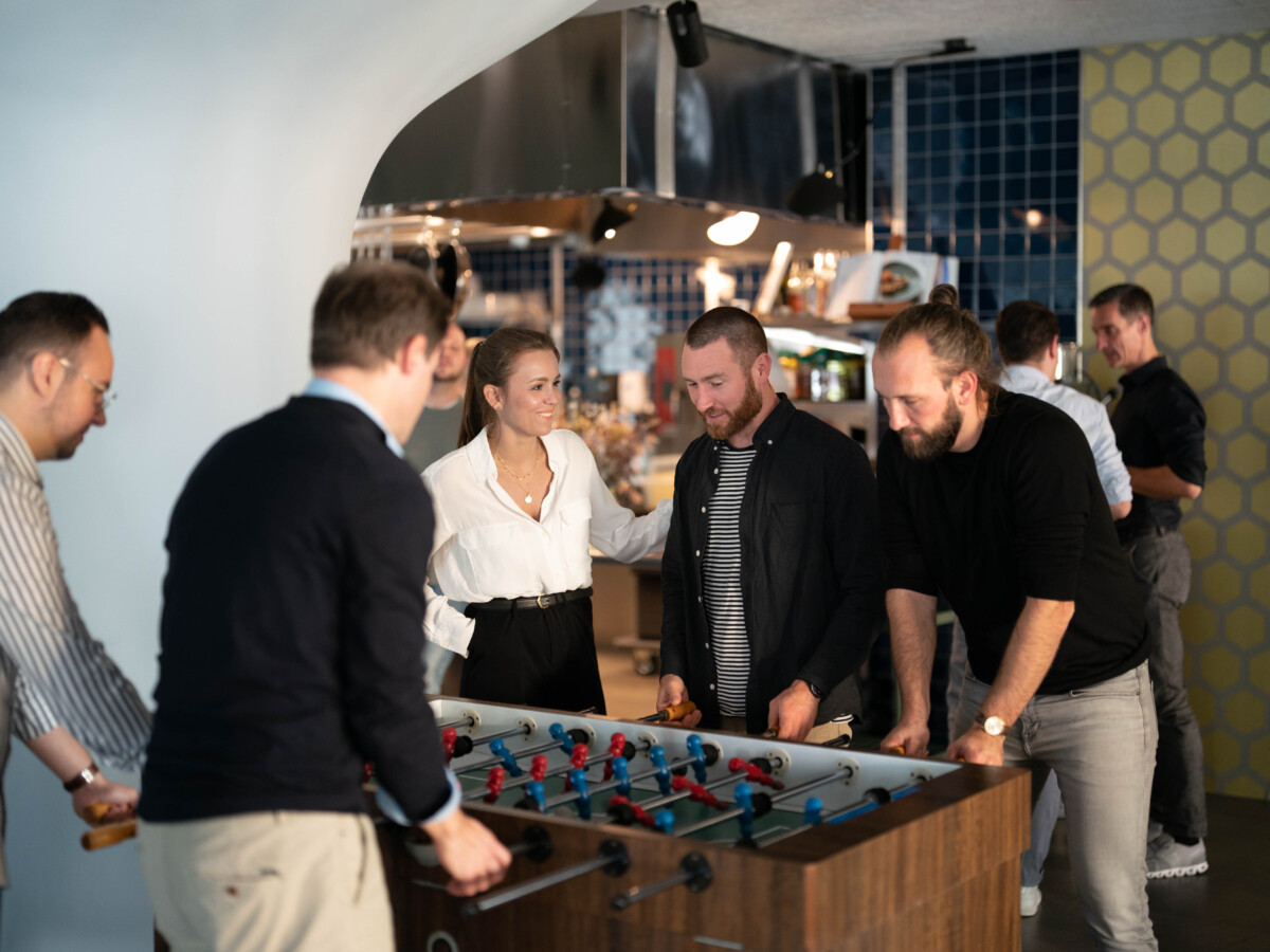 elaboratum Mitarbeitende beim Kickern