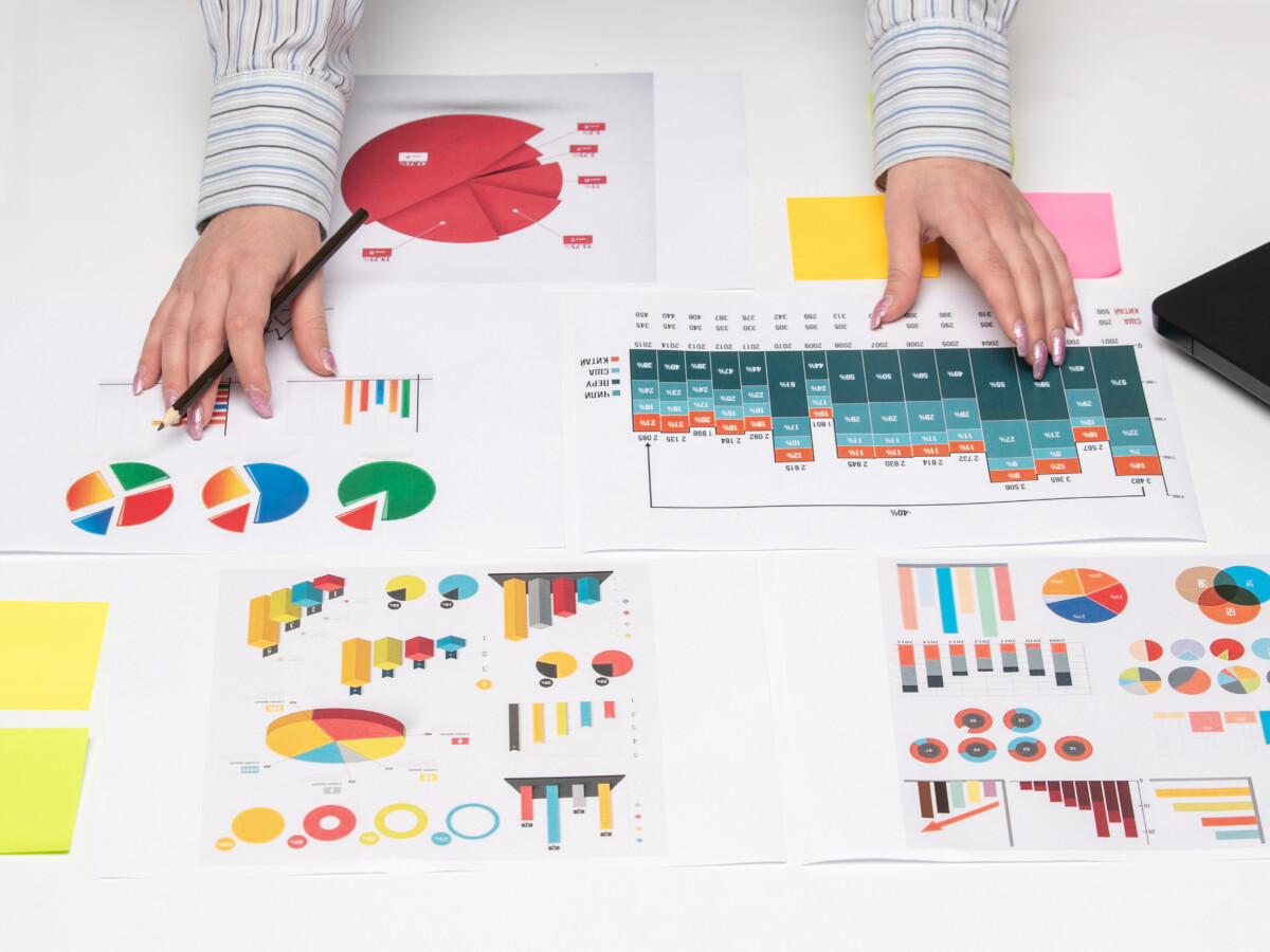 Feuilles avec des diagrammes sur une table