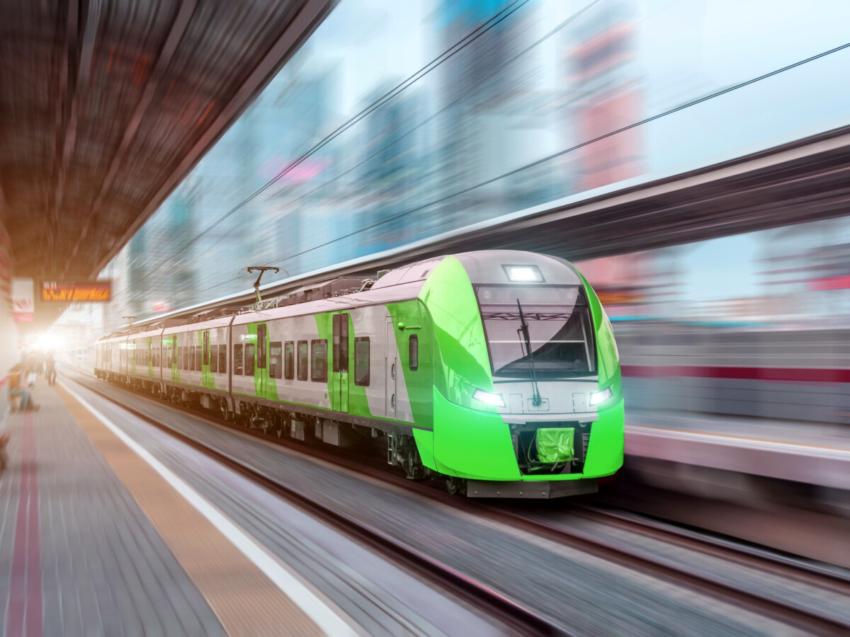 Un train traverse la gare