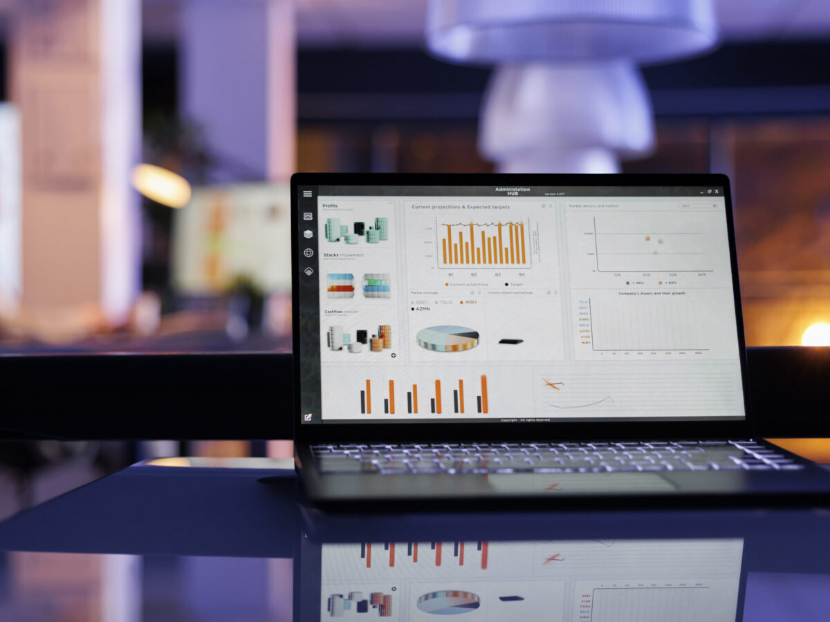 Laptop mit Daten-Dashboard