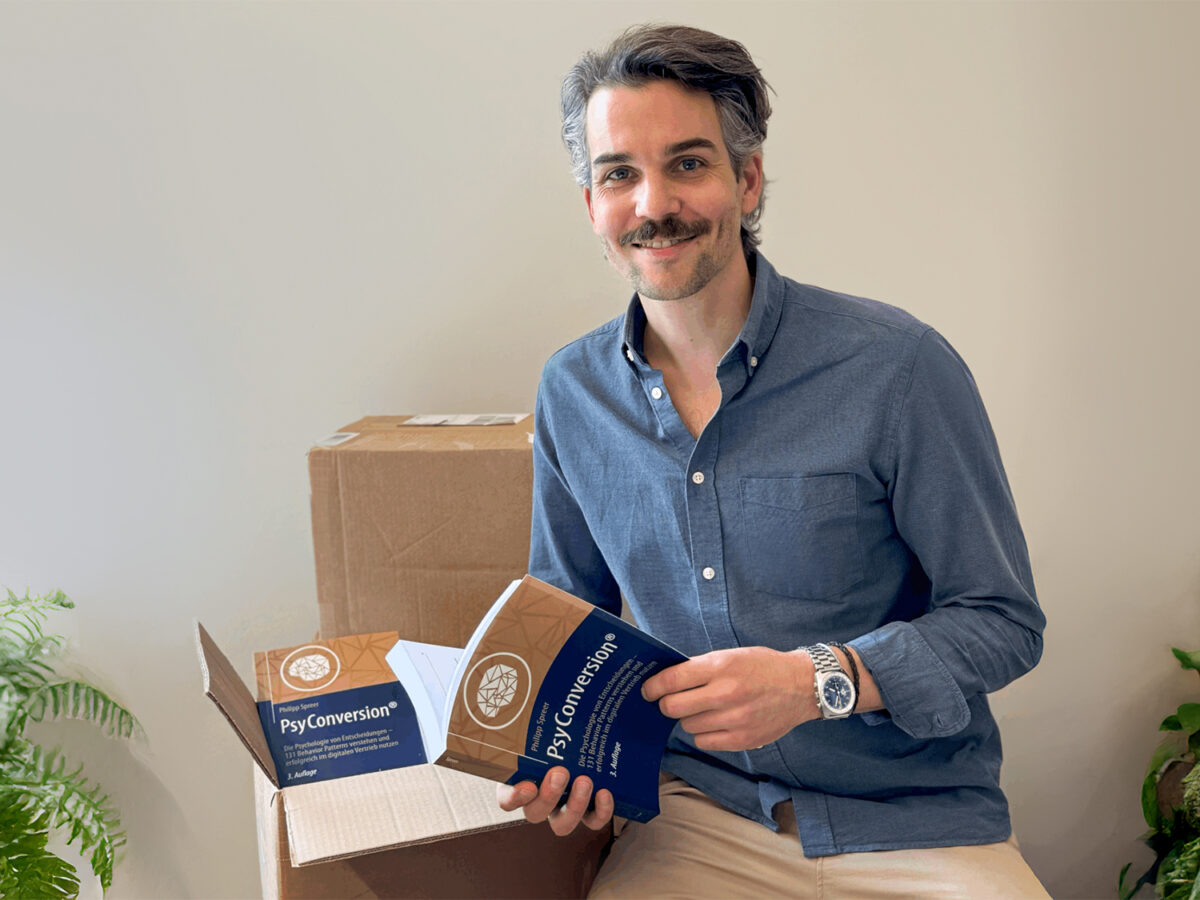 Philipp Spreer mit der 3. Ausgabe von Psyconversion