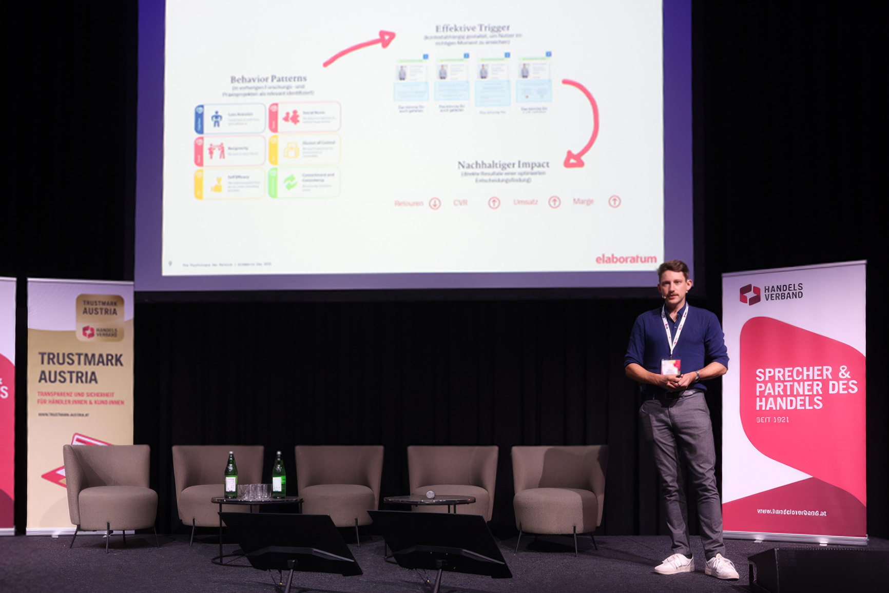 Niklas Oberwegner on stage during a lecture